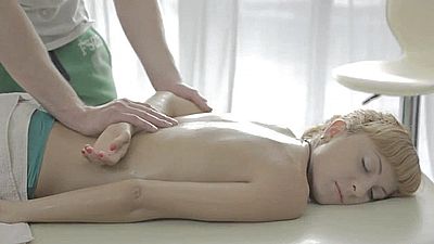 Русская худышка давно мечтала устроить секс с массажистом